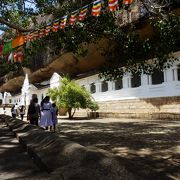 たくさんの仏像が石窟寺院の中に