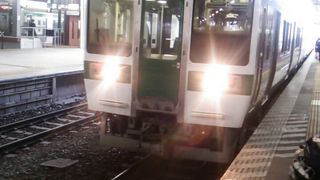 2016年４月23日の仙台10時50分発快速「仙台シティラビット」の車内～４両編成での運転ですが、後寄りの車両は比較的混みます～