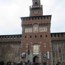 『スフォルツェスコ城』