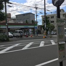 向かいのファミマ バス停は工務店の前