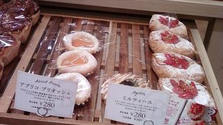 なかなかおしゃれなパン屋さんです。