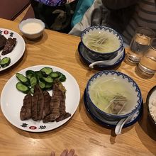 付け合わせのキュウリやテールスープも美味しい&#9825;