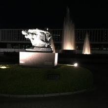 嵐の中の母子像。