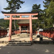 厳島神社と同じ赤の神社
