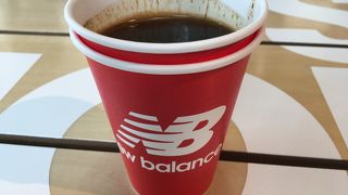 ニューバランスショップ内のカフェ