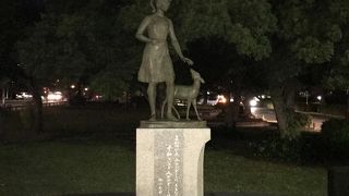 ～まがつびよ　ふたたびここに　くるなかれ　平和をいのる　人のみぞここは～