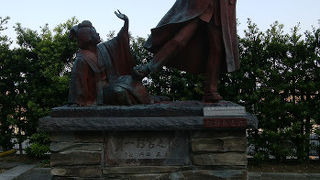 珍しいスタイルの銅像