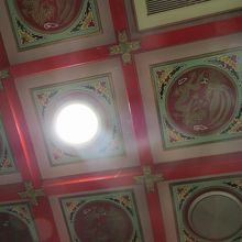 ゴージャスな公衆トイレの天井は必見です。