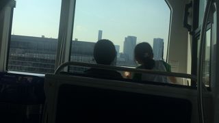 無人なので先頭に座れるけど、、