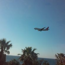 窓から着陸前の飛行機見えます。