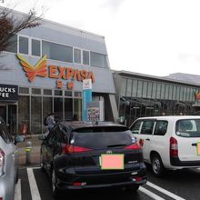 たくさんの車が訪れる。