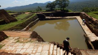 岩山の頂上にプールが