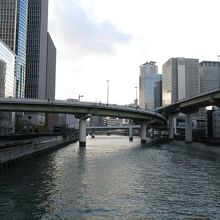 ビルのあいまを流れている。