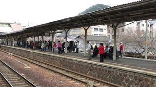 ゆったりごとごと、川沿いに。