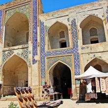 メドレセの中はお土産屋さんが占拠