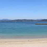 穏やかできれいな白浜の海岸