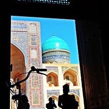 カラーンモスクの中から眺めるミルアラブメドレセ