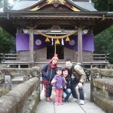 宇奈岐日女神社にて、ご一緒した中国からのご家族と。