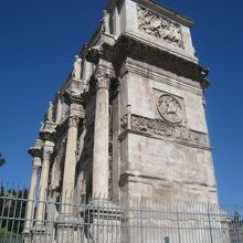 凱旋門の装飾物は、他の門からの物を使用したとのこと。