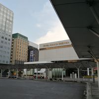 ちょうどバス中央の傍