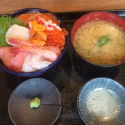 一人でもはいりやすい海鮮丼のお店