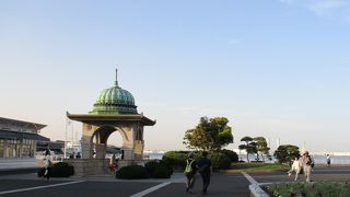 山下公園内・大桟橋寄りにあります