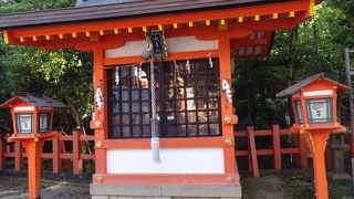 本殿のすぐ横。