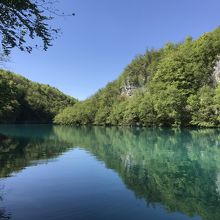 雲ひとつない空、美しい水に景色が写り込みます