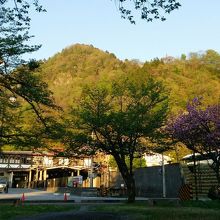 部屋の窓から見た立山駅。目の前です。