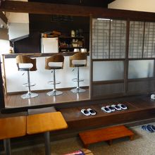 店内　左奥にテーブル席もありました。