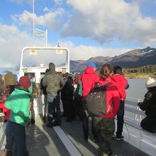 乗船して氷河を見に行きます