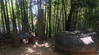 大きな石が横たわる