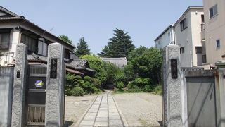本堂が緑に覆われている日蓮宗の寺院です