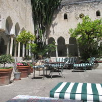 回廊に囲まれた中庭