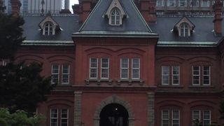 庁舎の前の庭園も見どころ