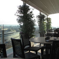 朝食会場はテラスもあります