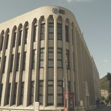 ずっしりした建物。