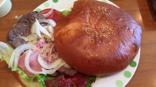 ネイビーバーガーが大きいです