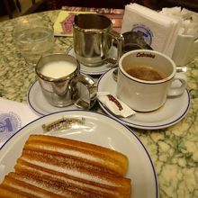 チュロスとホットチョコレート