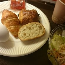 パンとサラダ，飲み物の無料朝食