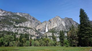 ハーフドームもヨセミテ滝も遠くに望める