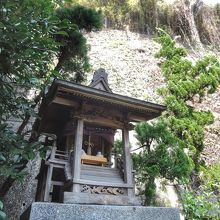 崖下の金毘羅さん