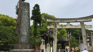 鳥居から左に曲がって本殿へ