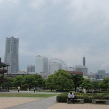 北西側を向くとランドマークタワーやインターコンチネンタルが。