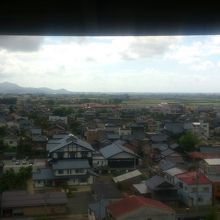 天守から城下を見下ろす