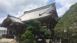 本堂のが屋根が急