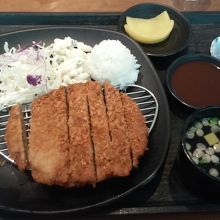 メニューの一部。トンカツ定食。