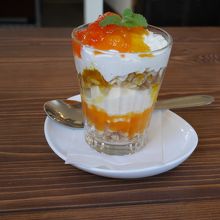 フルーツを使ったパフェ