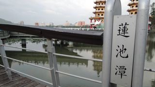 広い池に中国っぽいカラフルな沢山の建造物がいっぱい