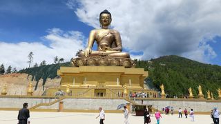 大きな仏様が拝める。